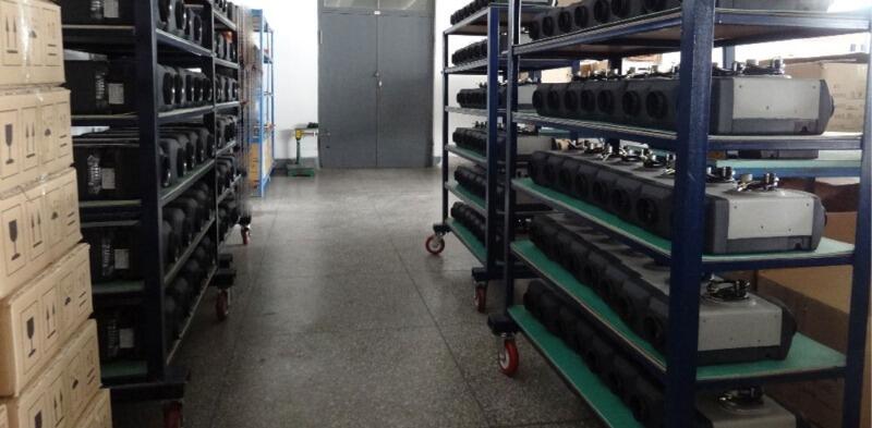 Billede af lager med oliefyr på hylderne