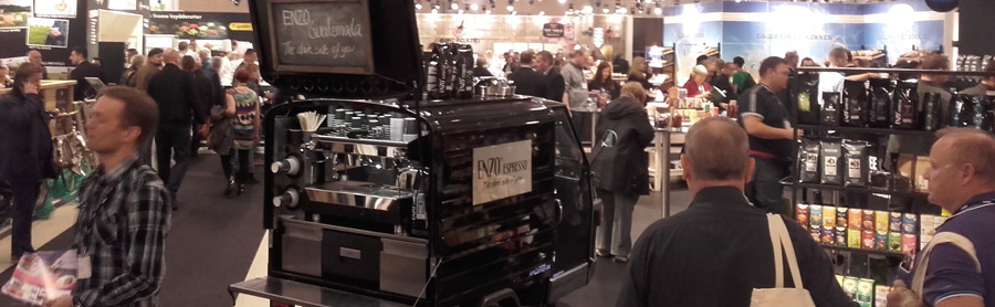 Ape kaffevogn opstillet i messehal