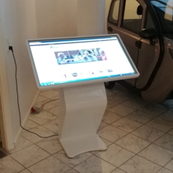 Touch skærm på gulvstander 43"