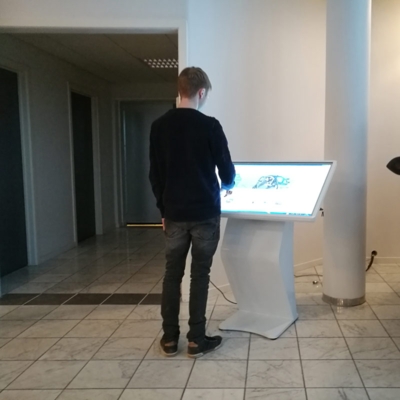 Touch skærm på gulvstander 43"