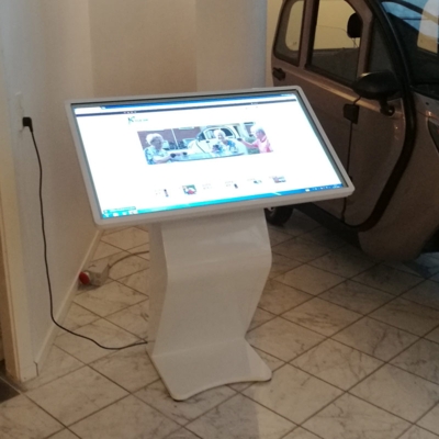 Touch skærm på gulvstander 43"