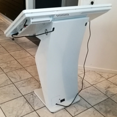 Touch skærm på gulvstander 43"