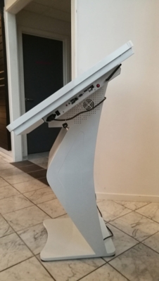 Touch skærm på gulvstander 43"