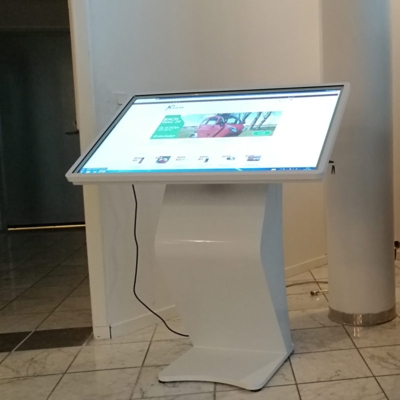 Touch skærm på gulvstander 43"